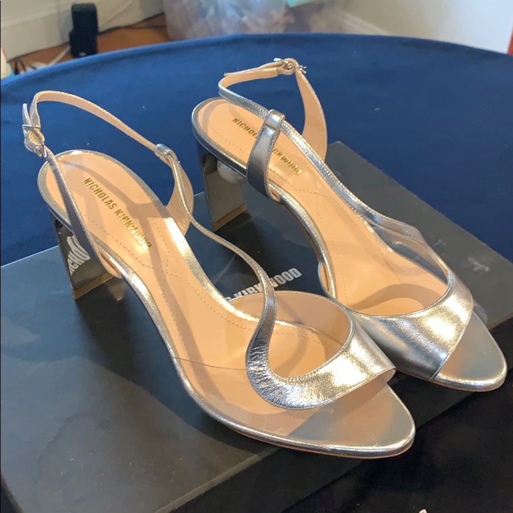 Nicholas Kirkwood
Maeva pearl S sandals